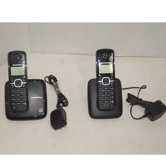 Motorola L601M 1.9 GHz Cordless Phone Base + three (3) extension handsets - Picture 2 of 3